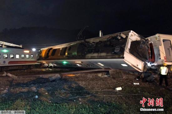 资料图：2018年10月21日拍摄的台铁普悠玛列车出轨翻覆事故现场。
